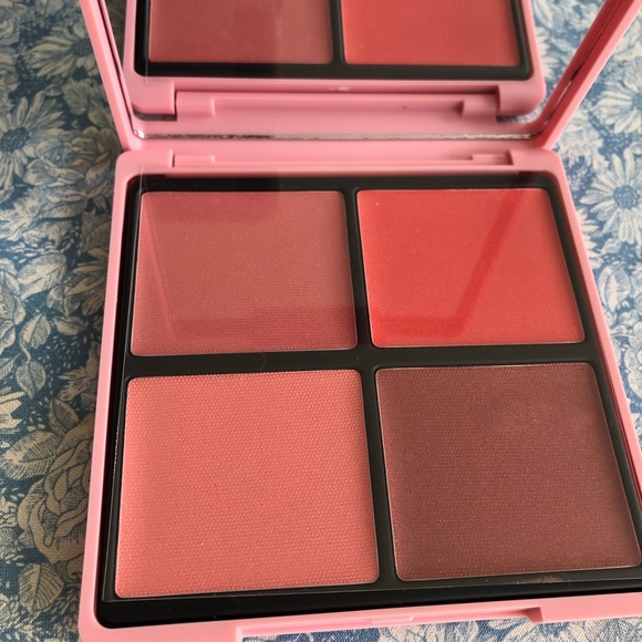 Ciate Miss Piggy Blush Quad Palette - Picture 4 of 6